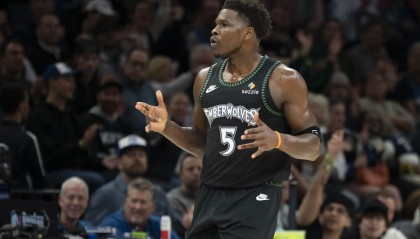 乘胜追击！爱德华兹连续硬解中投命中 率队扩大领先